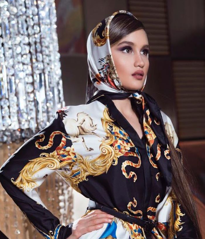 Cinta Laura terlihat tampil dengan busana yang lebih tertutup