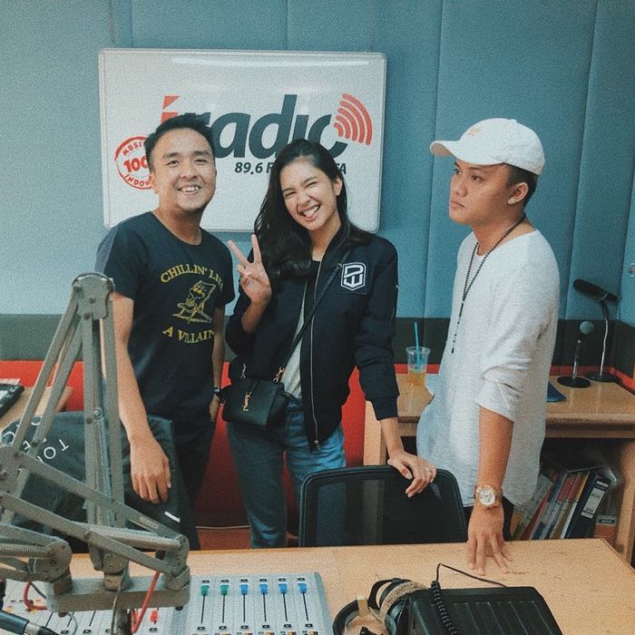 Tampilan kasual Mikha Tambayong saat hadiri acara di Radio (instagram.com/miktambayong)