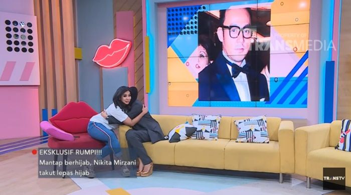 Niki menangis sesegukan di pelukan Feni Rose.