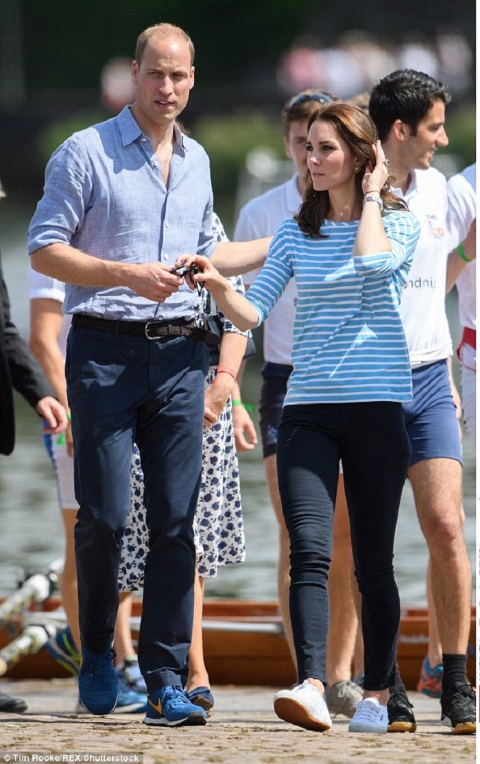 Kate Middleton tampak santai menggunakan sepatu sporty