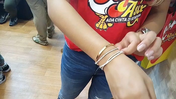 Aurel mendapatkan kado berupa gelang dari Ashanty.