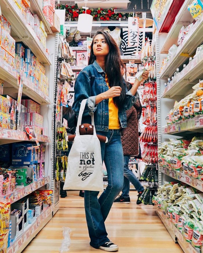 Gaya denim on denim ala Aurelie Moeremans