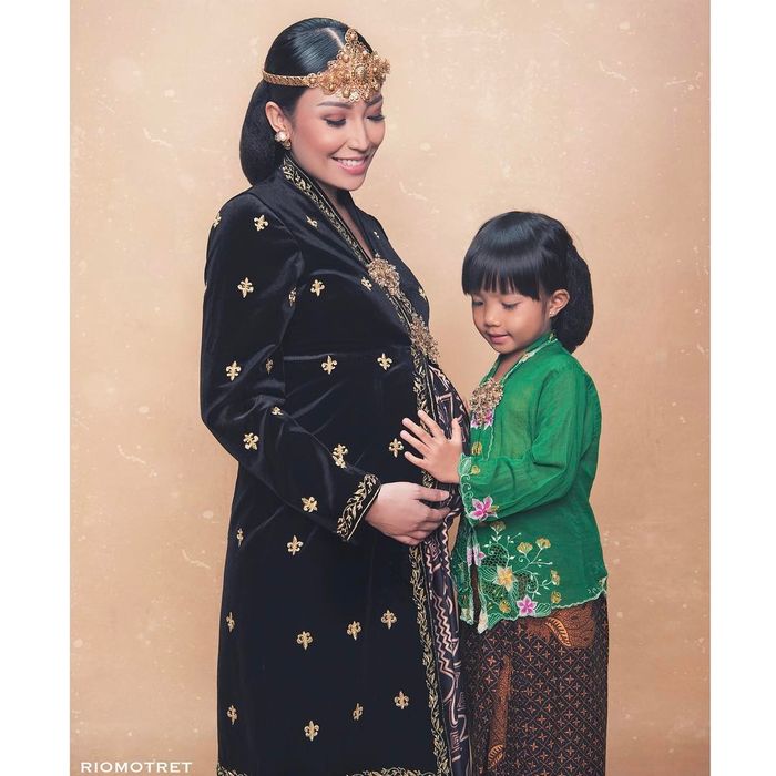 Sesi pemotretan Ayu dengan putrinya