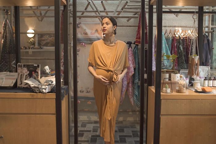 Putri Marino mengenakan busana kaftan.