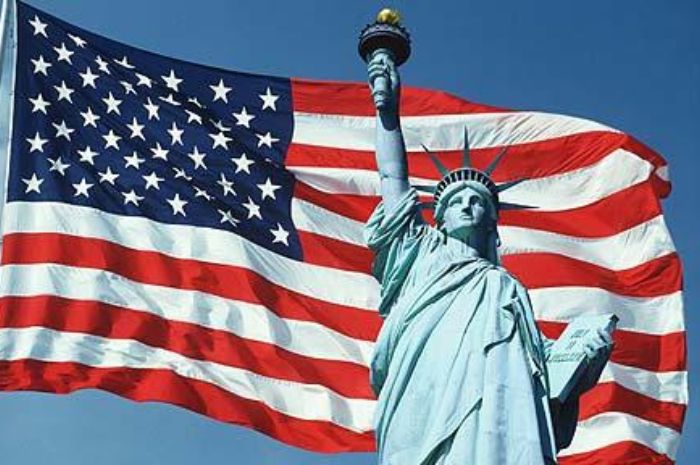 Patung Liberty dan Bendera Amerika Serikat