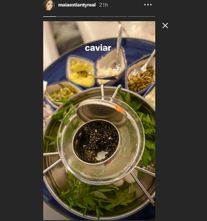 Maia Estianty menikmati hidangan Caviar yang terkenal mahal.