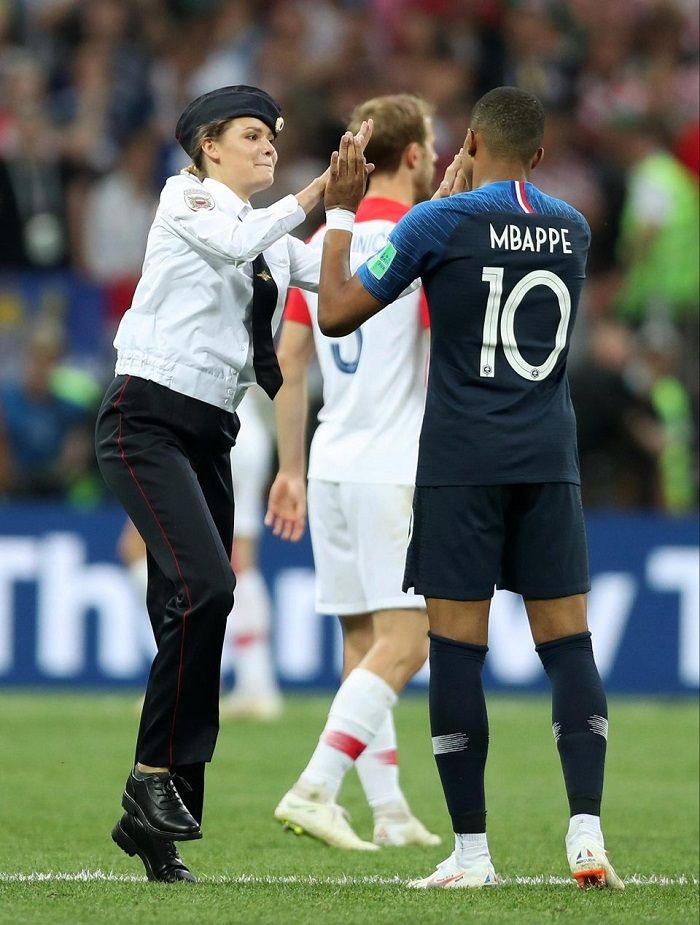 Salah satu anggota Pussy Riot melakukan selebrasi berupa tos dengan pemain Timnas Prancis, Mbappe.