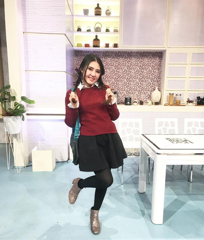 Via Vallen tampil girly layaknya bintang korea.