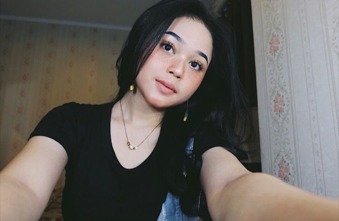 Cecilia tampil manis dengan freckles makeup 
