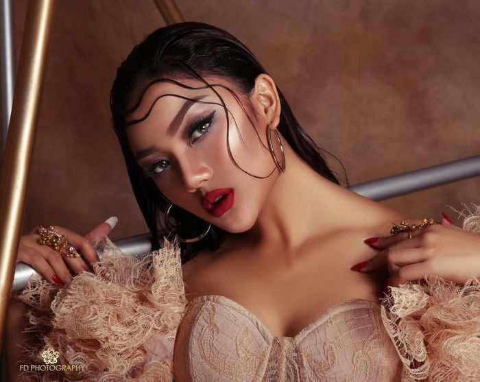 Marion Jola dalam sebuah pemotretan 
