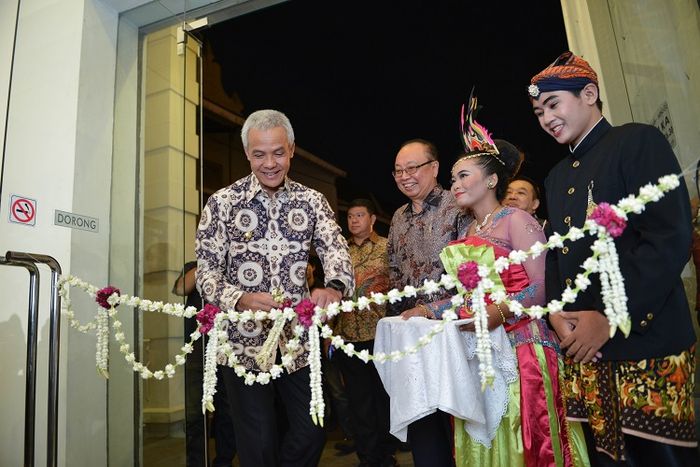 Gubernur Jawa Tengah Gandjar Pranowo membuka pameran pusaka peranakan Tionghoa di Semarang Contemporary Art Gallery (13/07/2018).
