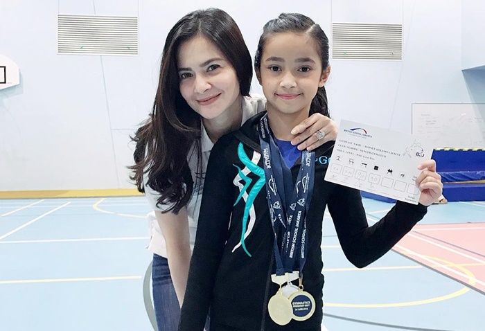 Cut Tari dan putrinya, Sidney Azkassyah Yusuf.