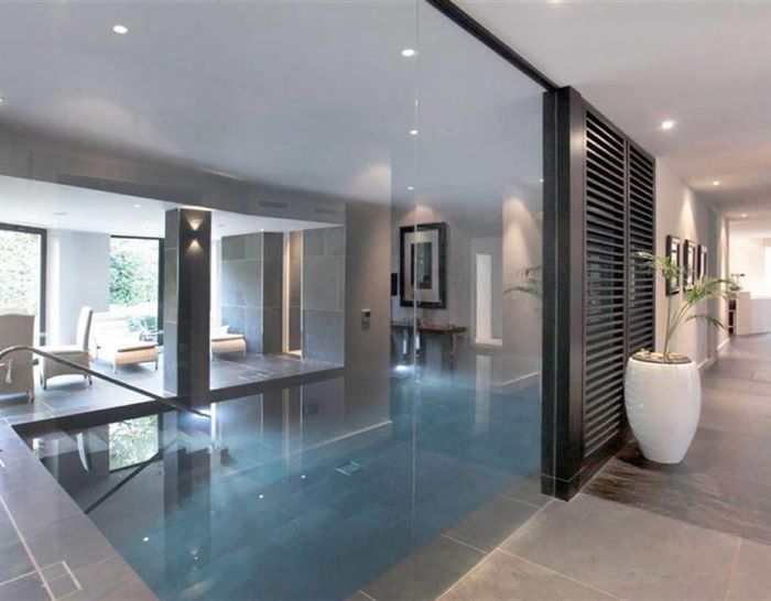 Kolam renang di rumah Paul Pogba.