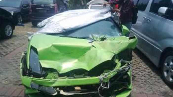 Lamborghini, salah satu koleksi mobil mewah milik Hotman Paris, yang pernah mengalami kecelakaan.