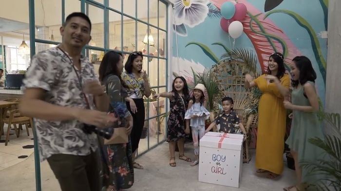 Suasana baby shower Sharena Delon