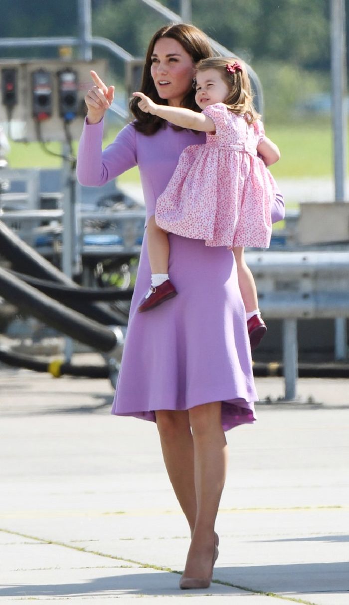 Lembut dan Keibuan, Ini 7 Potret Kate Middleton dengan 3 Buah Hatinya