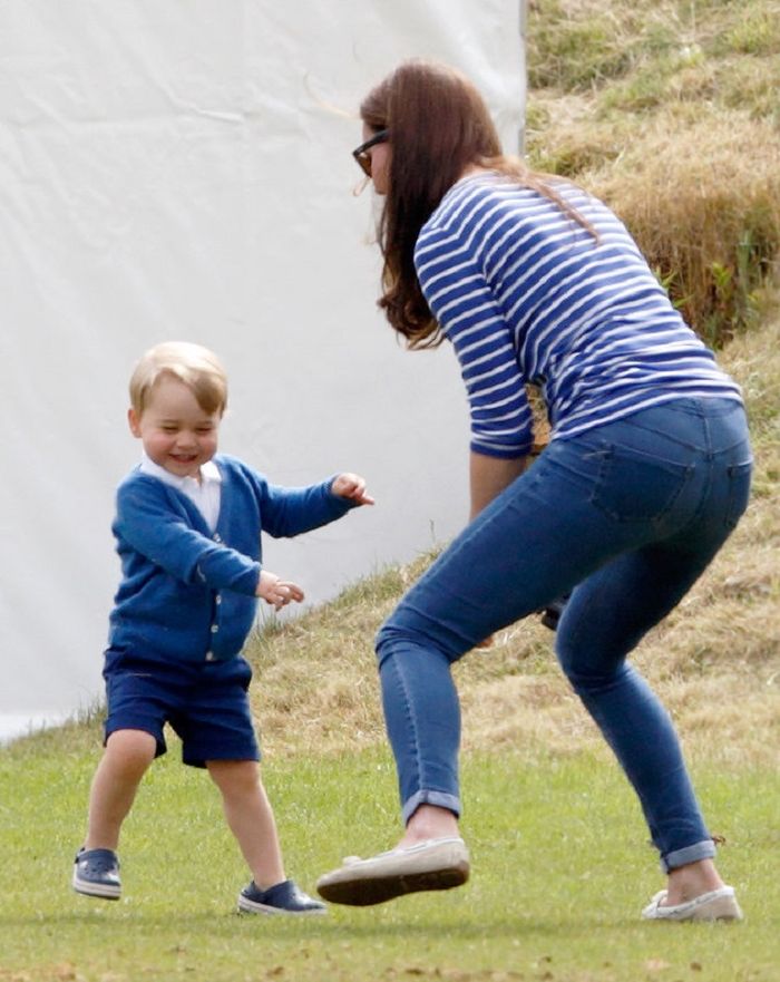 Lembut dan Keibuan, Ini 7 Potret Kate Middleton dengan 3 Buah Hatinya