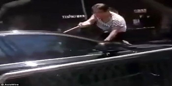 Sang istri memukuli kaca depan mobil hingga pecah.