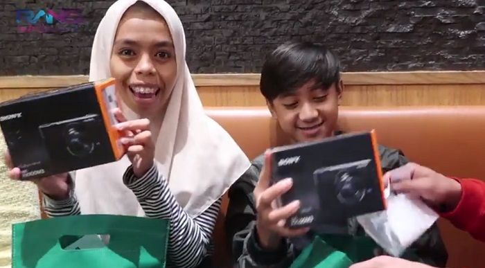 Bowo Alpenliebe dan Nurrani saat diberi hadiah kamera