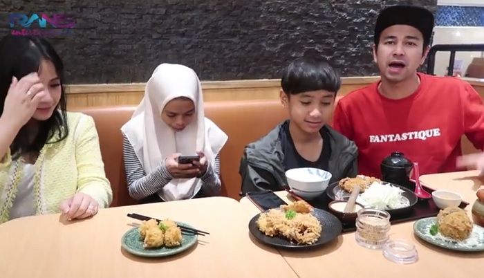 Bowo dan Nurrani makan di restoran Jepang