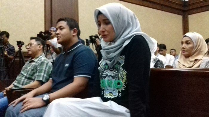 Inneke Koesherawati menangis mendengarkan vonis suaminya di Pengadilan Negeri Tindak Pidana Korupsi