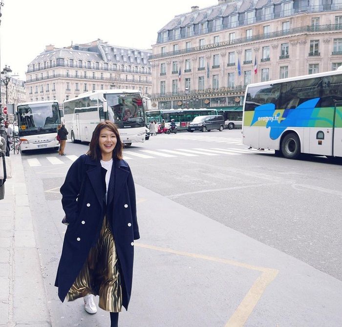 Sooyoung dengan OOTD Kasual Feminin dengan Coat (instagram.com/sooyoungchoi)