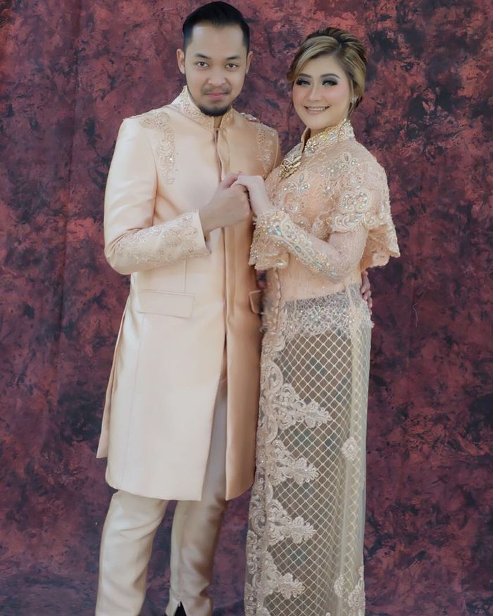 Talitha Elizabeth, kakak Nia dan suaminya