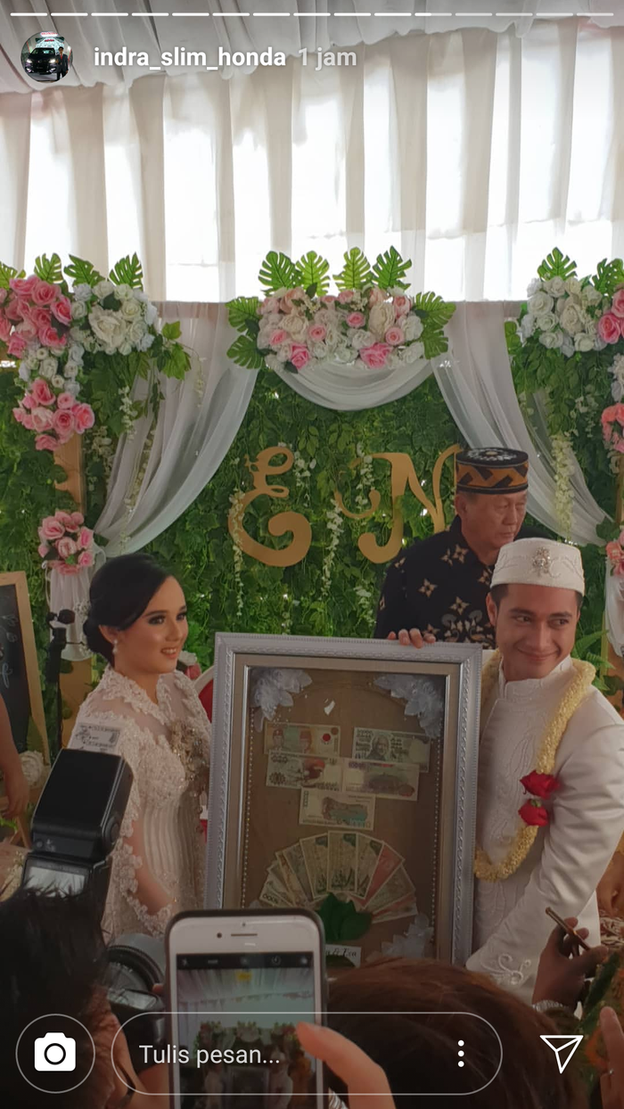 Unggahan akun instagram @indra_slim_honda, terlihat Eza dan kekasih tengah melangsungkan pernikahan.