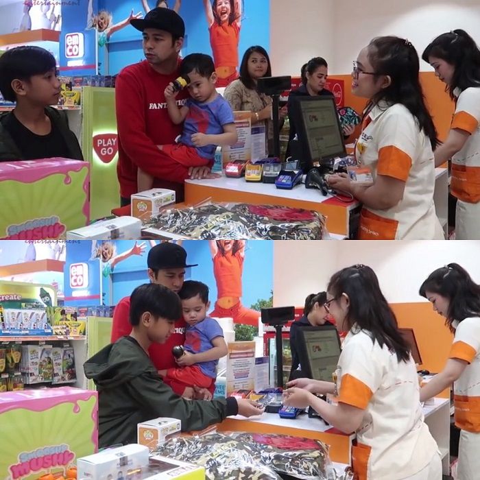 Bowo membayar mainan yang dibeli Rafathar