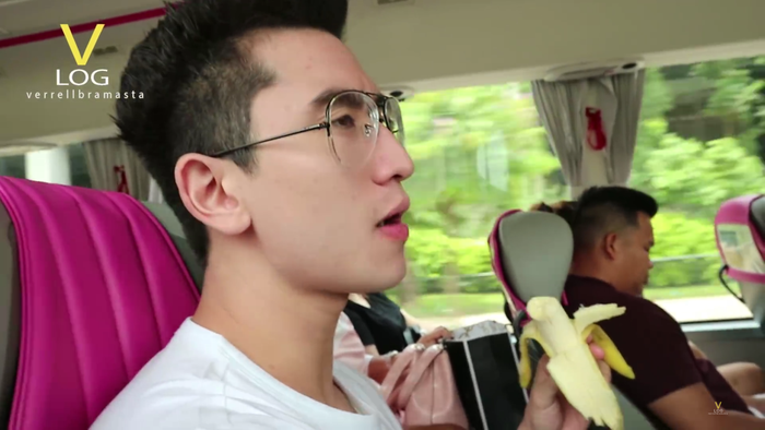 Verrel Makan Pisang Saat Liburan di Hongkong