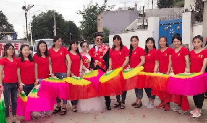 Gao Haozhen bersama istri dan 11 saudara perempuannya