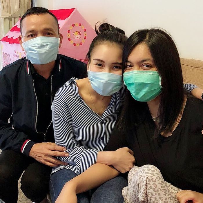 Ayu Ting Ting dan Ayah Rozak menjenguk Shakira, putri Denada