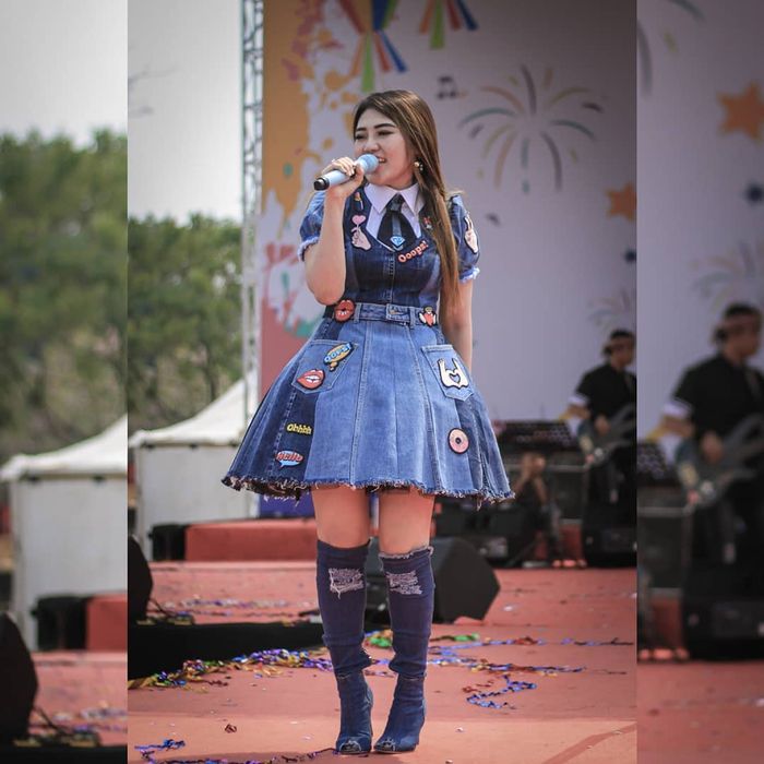 Via Vallen tampak mengenakan over knee boots