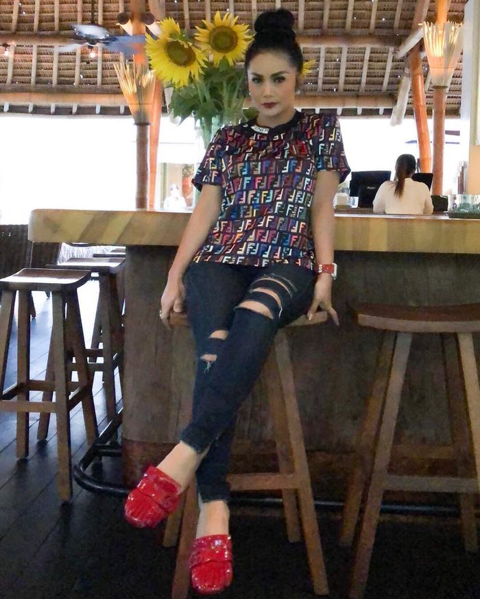 Gaya kasual Krisdayanti dengan T-shirt mahal (instagram @krisdayantilemos)
