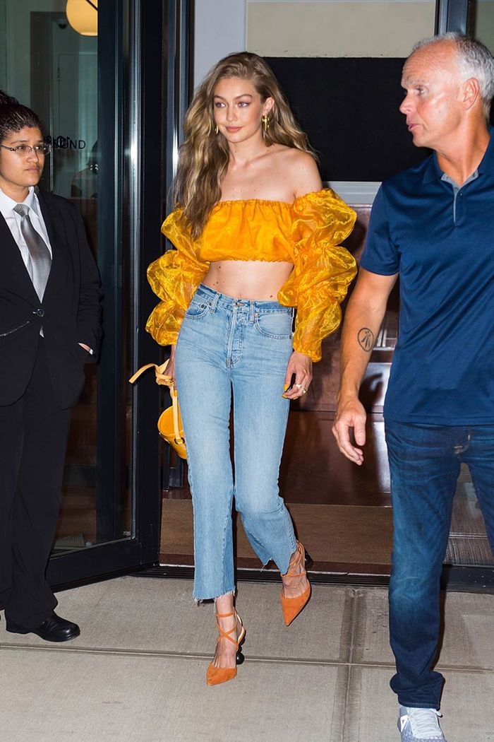 Gigi Hadid tampil stylish dengan paduan crop top