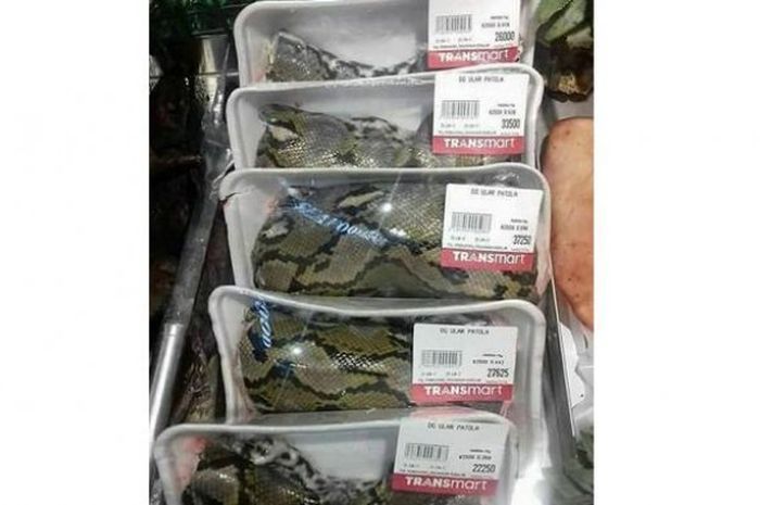 Daging piton dijual di Transmart Manado (2017)