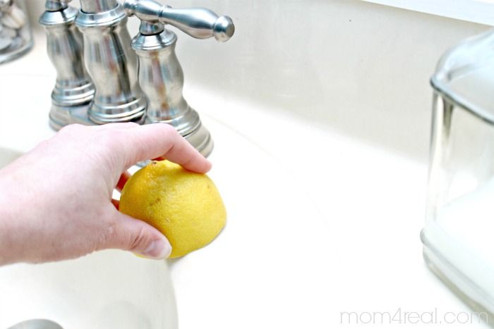 membersihkan wastafel dapur