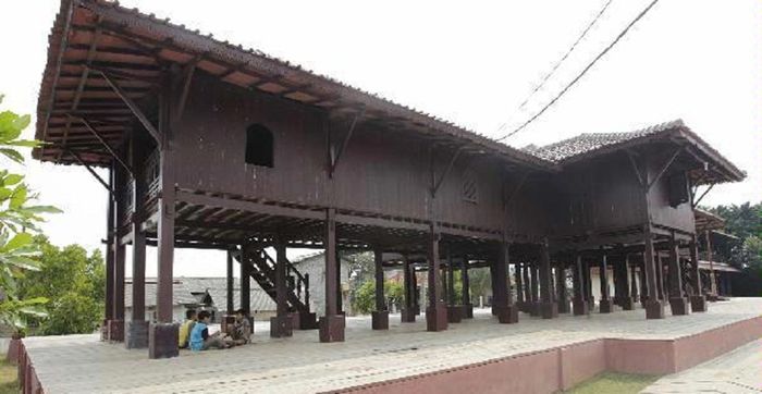 balaksuji di rumah panggung
