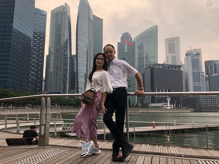 Iis Dahlia dan suaminya plesiran ke Singapura