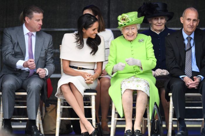 Meghan dan Ratu Elizabeth II saat kunjungan ke Chesire