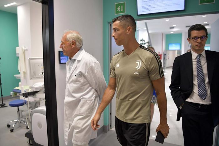 Ronaldo bersama tim medis Juventus