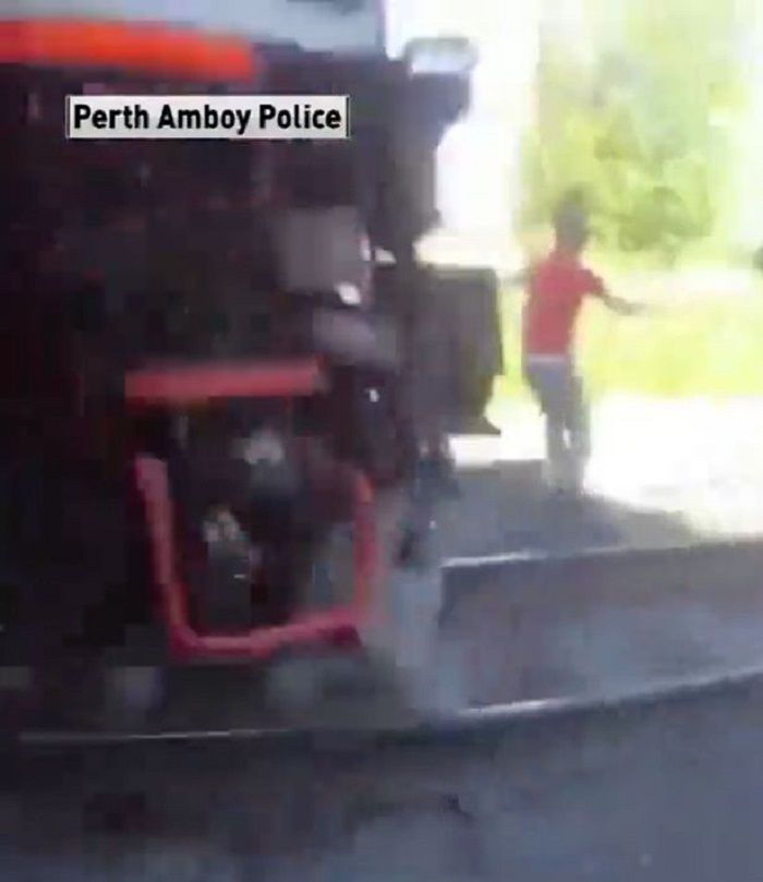 Pria yang hampir tertabrak kereta api. 
