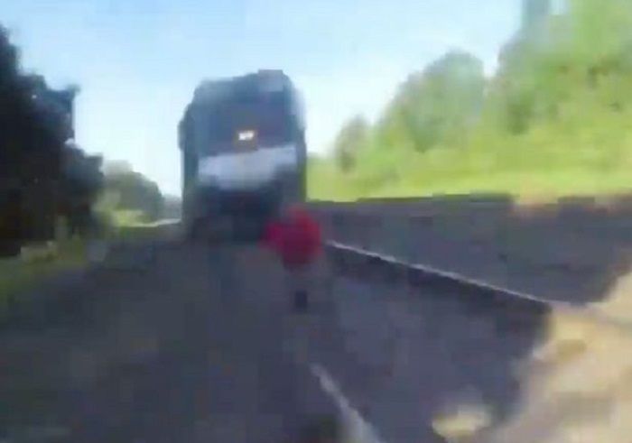 Pria yang hampir tertabrak kereta api. 