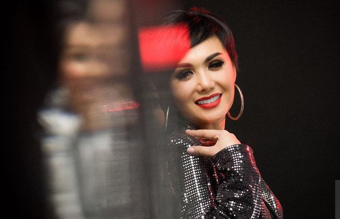 Yuni Shara tampil dengan riasan makeup bold.