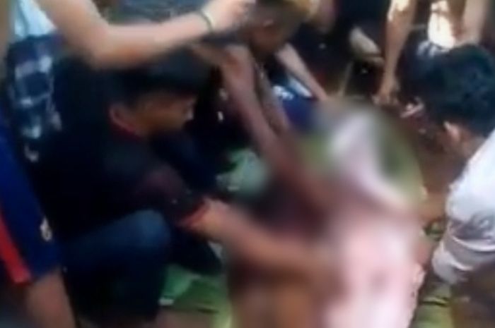 Perempuan di telan ular piton