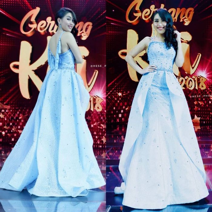 Ayu Ting Ting terlihat anggun dengan gaun bernuansa biru - instagram.com/diaryfashionstyle