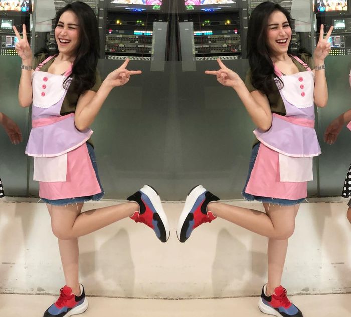 Penampilan mulus Ayu Ting Ting kenakan rok mini