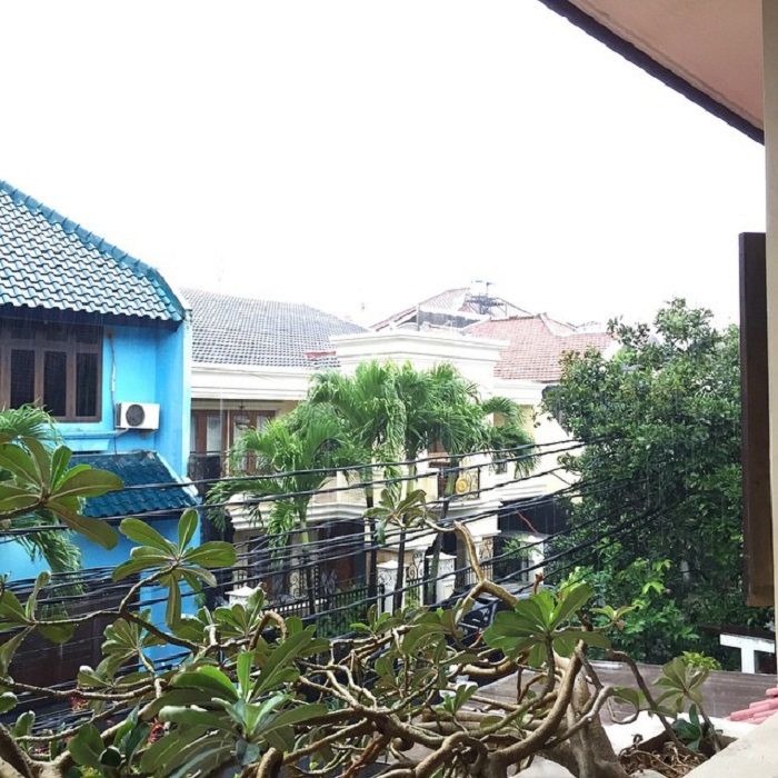 Dari lantai dua rumah Fatin Shidqia