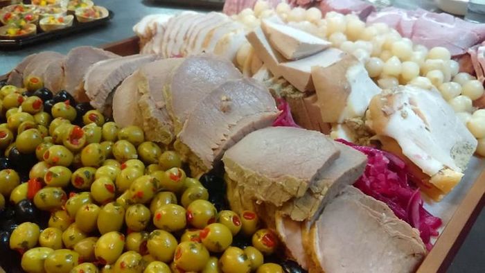 Makanan prasmanan di pernikahan James dan Cherie.