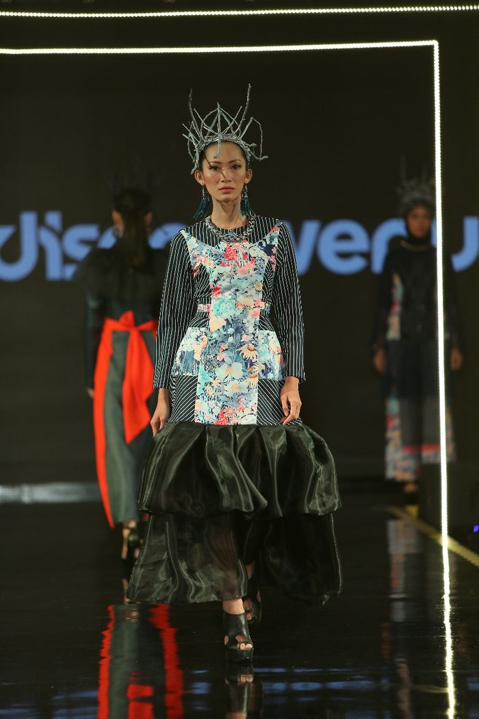 Dress dipadukan dengan headpiece yang terbuat dari ranting |Afri Prasetyo | NOVA